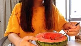 英国留学生小网红吃瓜,留学生活中的那些“吃瓜”趣事